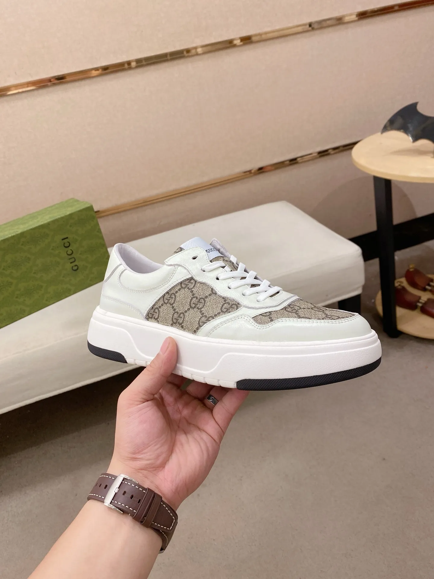 Men's shoes 💰 440 💰 High-quality new GUCCI counters are launched simultaneously. The new men's shoes, 😘fabrics are selected from imported cowhide, and the lining is sheepskin lining. 👍🏿 High-end ☄️ air-cushion molded anti-slip rubber outsole, exquisite lines, simple and elegant, comfortable and high-end for leisure travel. Code number: 38 to 44 (45 can be customized and cannot be returned or exchanged)